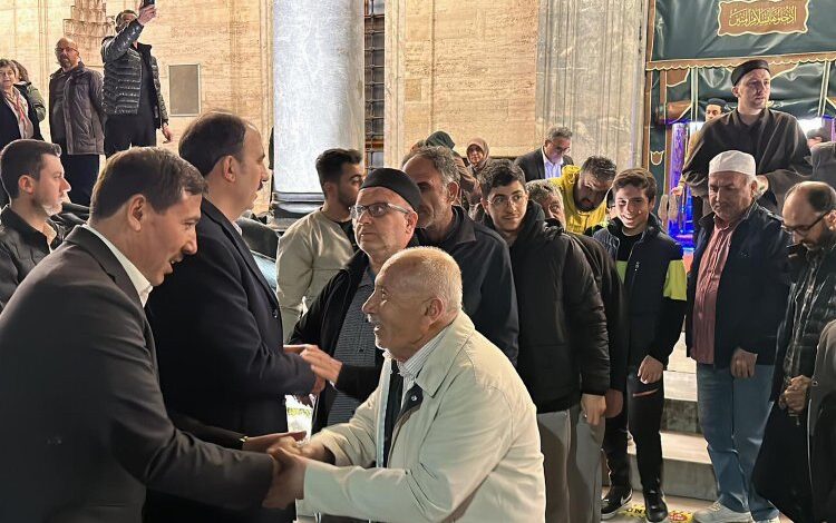 Başkan Altay, cami çıkışında Konyalılarla buluştu