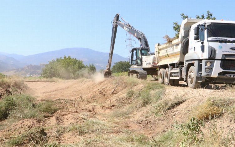Manisa Alaşehir’de dere temizliği sürüyor