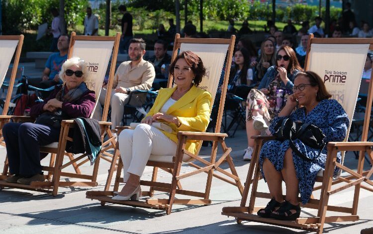 Hülya Koçyiğit, Beyoğlu Kültür Festivali’nde sevenleriyle buluştu