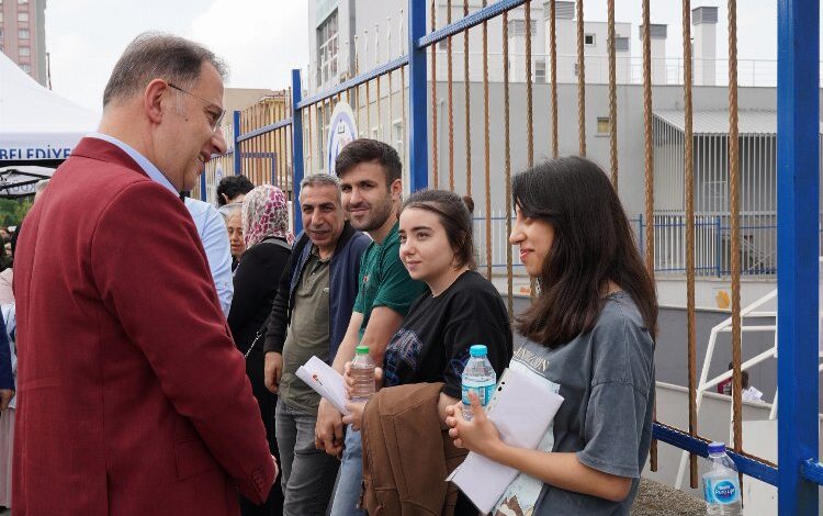 Sınava saniyeler kala genç adayın yardımına Başkan Çalık yetişti Sınava saniyeler kala genç adayın yardımına Başkan Çalık yetişti