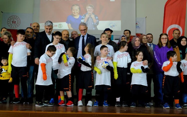 Down Sendromlu çocuklar “Hentbol ile +1″de sporla buluştu Down Sendromlu çocuklar “Hentbol ile +1″de sporla buluştu