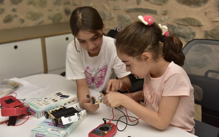 Bursa’da ‘Molla Yegan’da bilime dönük atölyeler ilgi görüyor Bursa’da ‘Molla Yegan’da bilime dönük atölyeler ilgi görüyor