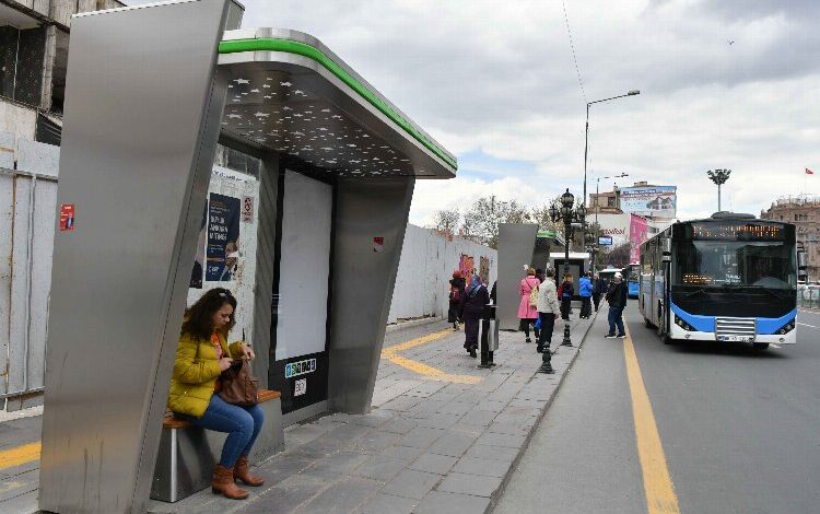 Yeni nesil otobüs durakları montajlanıyor Yeni nesil otobüs durakları montajlanıyor