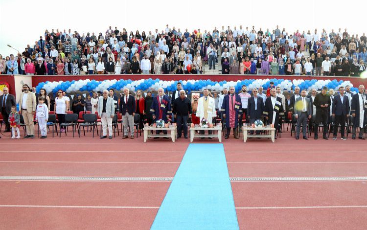 ERÜ Spor Bilimleri Fakültesi’nde mezuniyet coşkusu ERÜ Spor Bilimleri Fakültesi’nde mezuniyet coşkusu