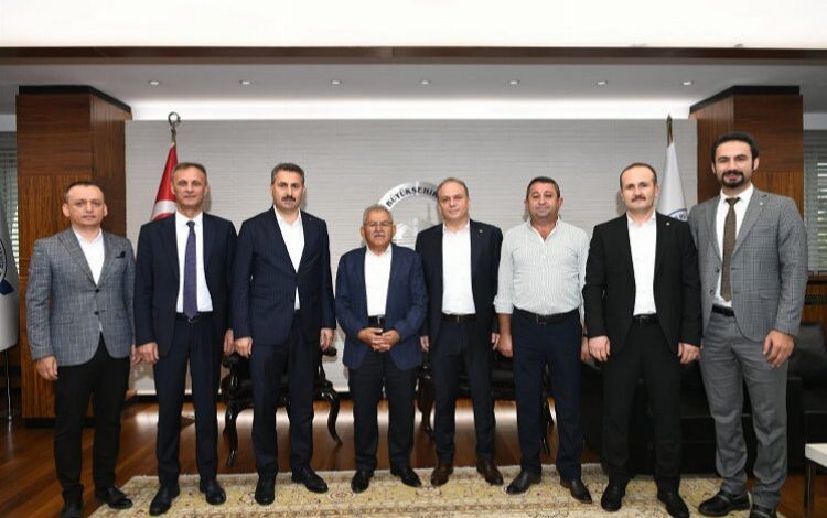 Tokat heyetinden Memduh Büyükkılıç’a ziyaret Tokat heyetinden Memduh Büyükkılıç’a ziyaret