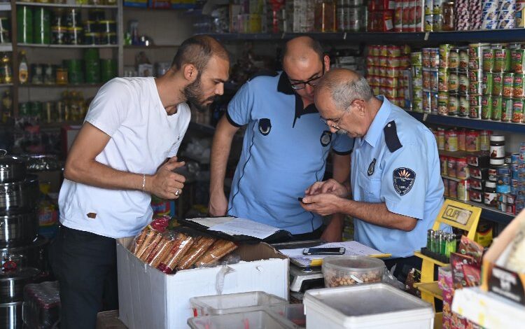 İzmir Karabağlar Zabıtası’ndan işyerlerine kapsamlı denetim