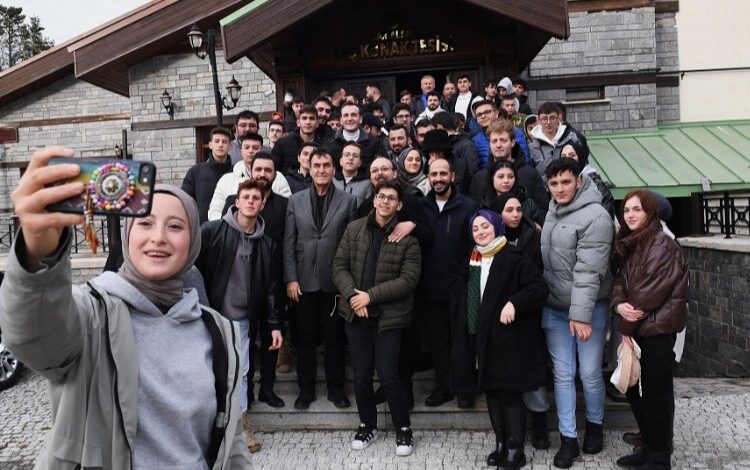 Bursa’nın zirvesinde Başkan Dündar gençlerle buluştu