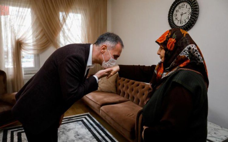 10 yıldır askerler için çorap örüyor 10 yıldır askerler için çorap örüyor