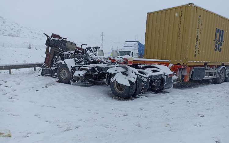 Niğde-Adana Otoyolunda tır devrildi Niğde-Adana Otoyolunda tır devrildi