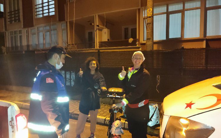 Kocaeli’nde bisikletiyle kaybolan turistin yardımına zabıta koştu