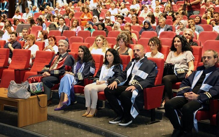 ERÜ Güzel Sanatlar Fakültesi’nde mezuniyet sevinci ERÜ Güzel Sanatlar Fakültesi’nde mezuniyet sevinci