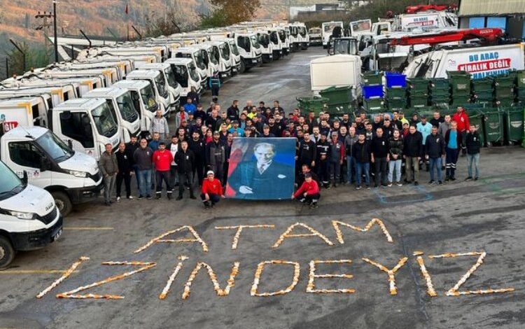 İzmit’te emekçilerden eldivenlerle ‘Atam İzindeyiz’ İzmit’te emekçilerden eldivenlerle ‘Atam İzindeyiz’