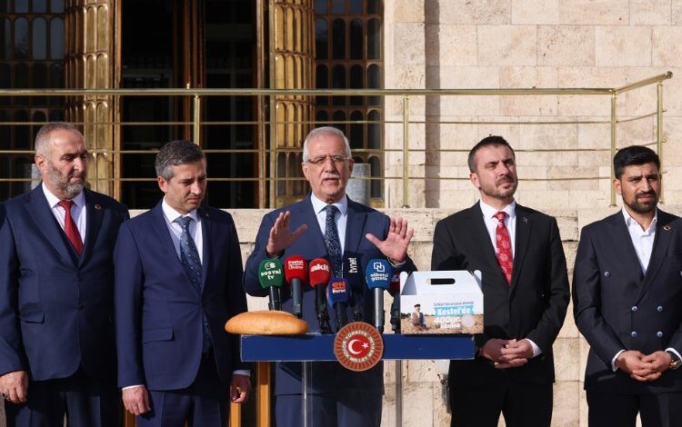 Bursa Milletvekili Aydın, TBMM’de ekmek dağıttı