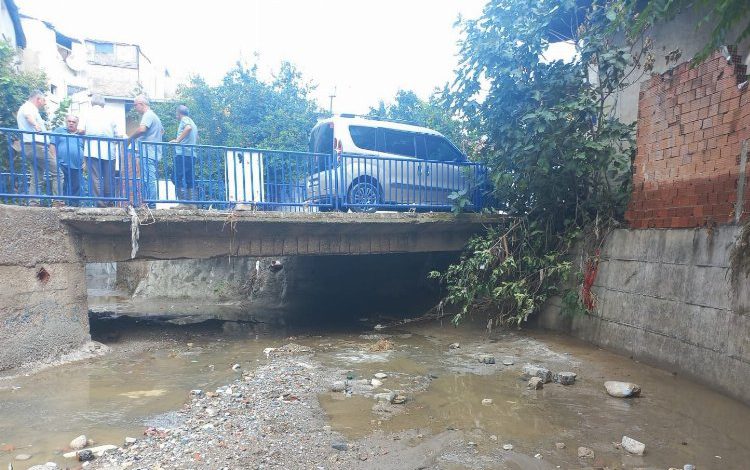 İZSU: “Yağmur suyu hatları ve noktasal müdahalelerle kalıcı çözüm üreteceğiz” İZSU: “Yağmur suyu hatları ve noktasal müdahalelerle kalıcı çözüm üreteceğiz”