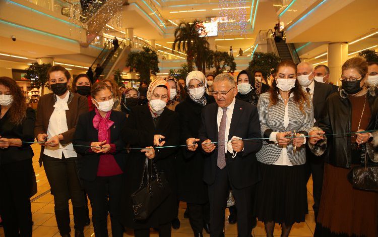 Kayseri’de ‘Özel Tasarım Deri Aksesuarları’ sergisi açıldı