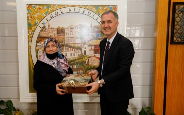 Başkan Taban İnegöl’ün Adile Naşit’ini makamında ağırladı Başkan Taban İnegöl’ün Adile Naşit’ini makamında ağırladı