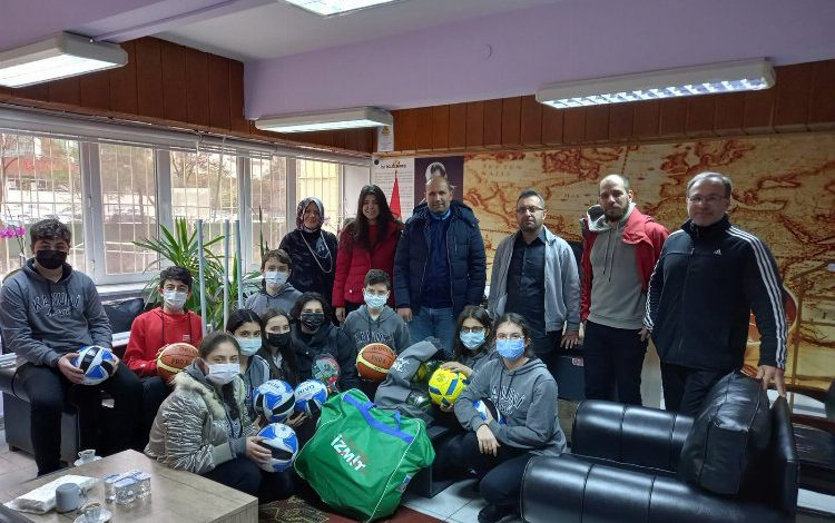 Kocaeli İzmit Belediyesi, okullara spor malzemesi dağıttı Kocaeli İzmit Belediyesi, okullara spor malzemesi dağıttı