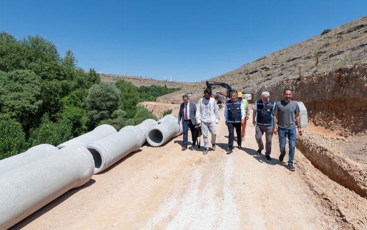 Malatya’da kayanın içinden boru geçiriliyor Malatya’da kayanın içinden boru geçiriliyor