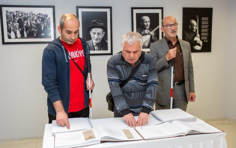 Bursa’da ‘Aşık Veysel’ fotoğraf sergisinde bir ilk… Fotoğrafları dokunarak anladılar