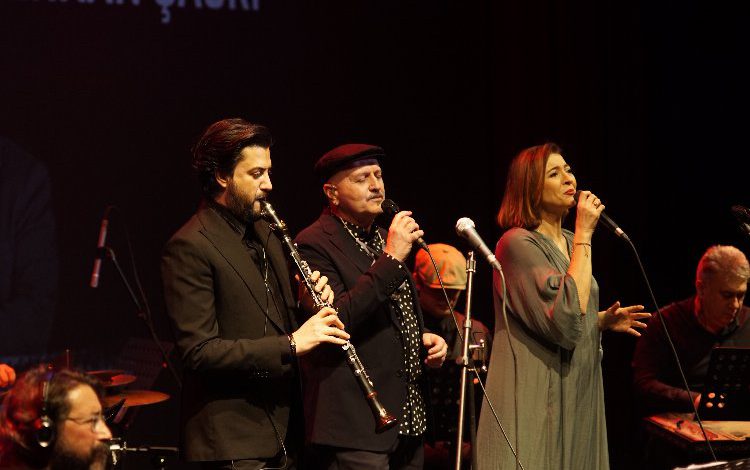 Eski dostlar aynı sahnede