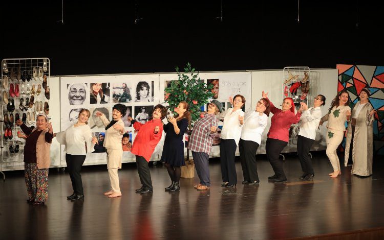 İzmir Güzelbahçe’de ‘Kadınlık Bizde Kalsın’ sahnelendi