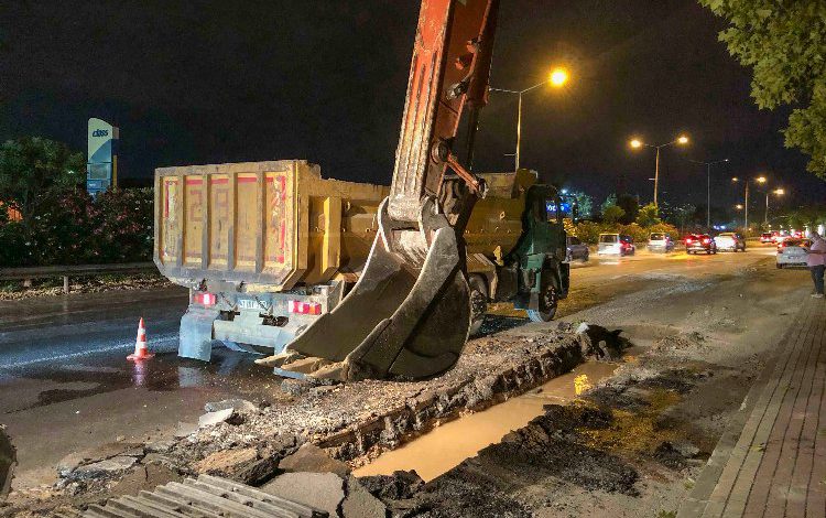 Kocaeli İzmit’te su birikintilerine gece mesaisi Kocaeli İzmit’te su birikintilerine gece mesaisi