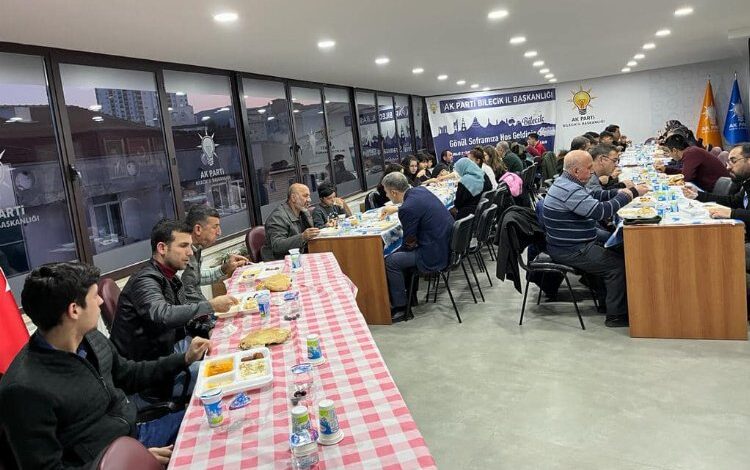 Bilecik’te iftar sofrası depremzede vatandaşlar için kuruldu Bilecik’te iftar sofrası depremzede vatandaşlar için kuruldu