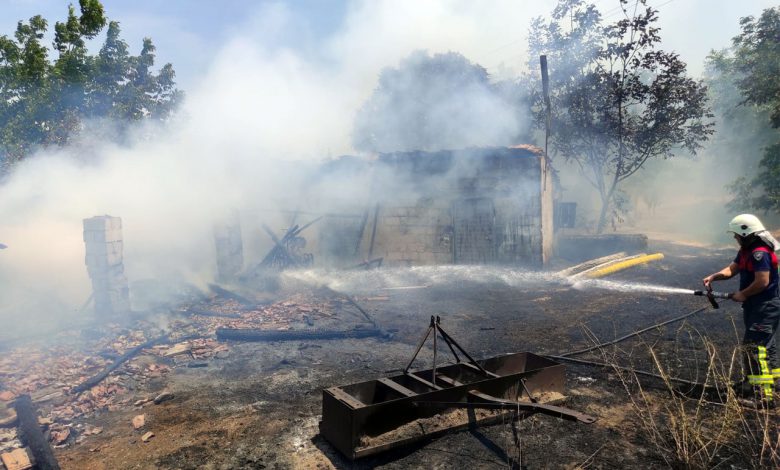 Aydın Koçarlı’daki metruk ev yangını araziye sıçradı Aydın Koçarlı’daki metruk ev yangını araziye sıçradı