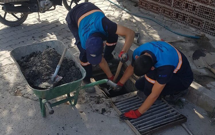 Manisa’da yağmursuyu ızgaraları çöplük değil