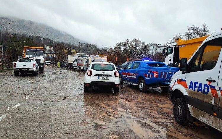 Adıyaman-Çelikhan karayolu geçici olarak araç trafiğine kapatıldı Adıyaman-Çelikhan karayolu geçici olarak araç trafiğine kapatıldı