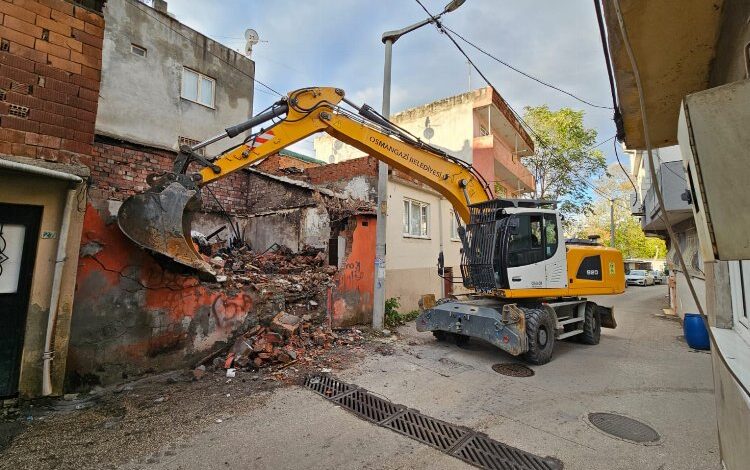 Bursa Osmangazi’de metruk binaya balyoz Bursa Osmangazi’de metruk binaya balyoz