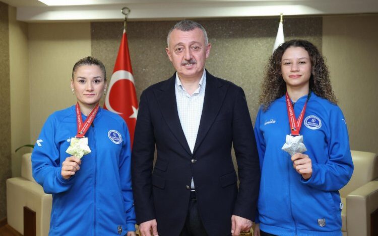 Başkan Büyükakın şampiyon kardeşlerle buluştu