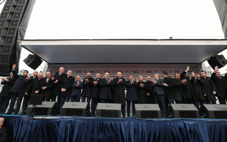 Bursalılar Cumhurbaşkanı Erdoğan’ı bekliyor Bursalılar Cumhurbaşkanı Erdoğan’ı bekliyor