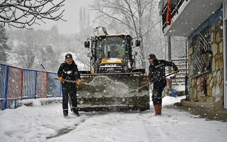 Bursa Osmangazi’de karlı yollara anında müdahale