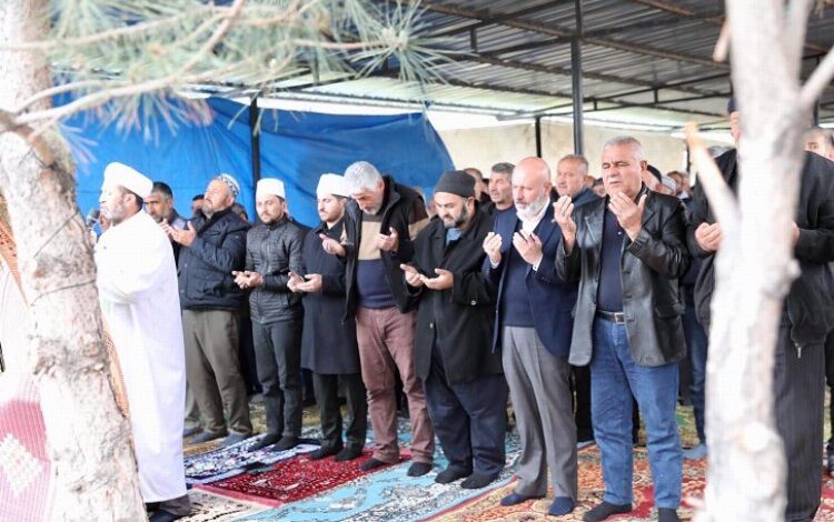 Ahmet Çolakbayrakdar şükür sofrasında