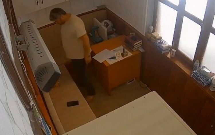 İmam odasında skandal! Düzce’de imam toplanan paraları sayarken cebine atmaya çalıştı!