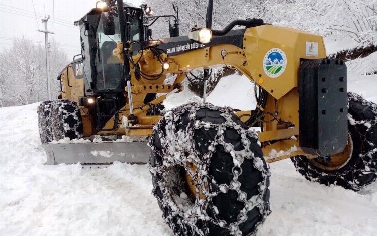 Sakarya Büyükşehir kar mesaisinde: 63 mahallede okul yolları açıldı