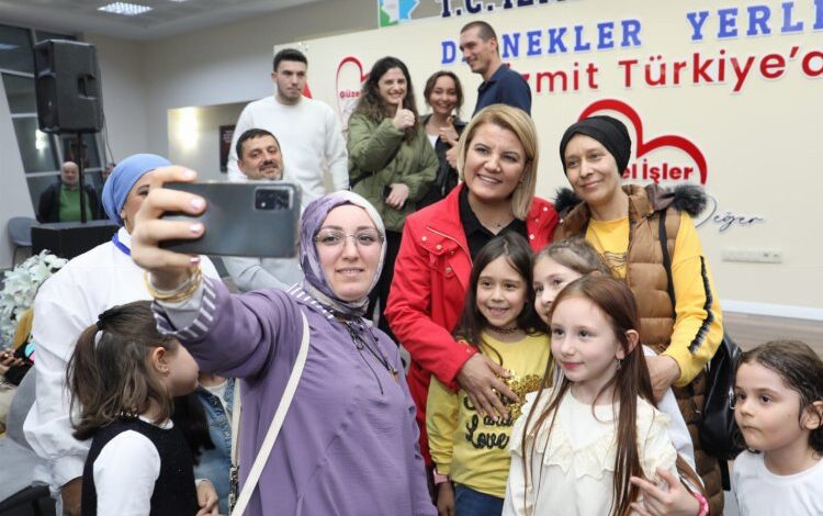 Başkan Hürriyet, genç yüzücüleri ve ailelerini iftarda ağırladı Başkan Hürriyet, genç yüzücüleri ve ailelerini iftarda ağırladı