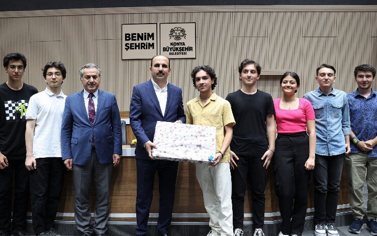 YKS’de ilk 100’e giren Konyalı öğrencilerle buluştu