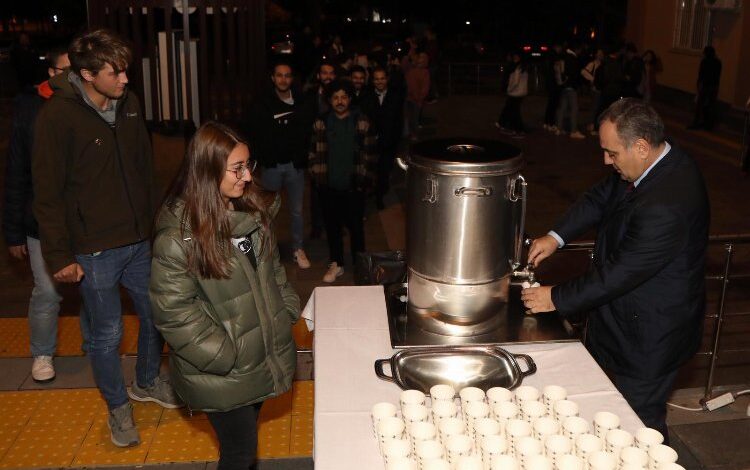 Rektör Altun’dan öğrencilere çorba ikramı