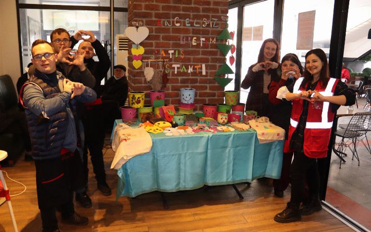 Kocaeli İzmit’te el emeği ürünler, Down Kafe’de görücüye çıktı Kocaeli İzmit’te el emeği ürünler, Down Kafe’de görücüye çıktı