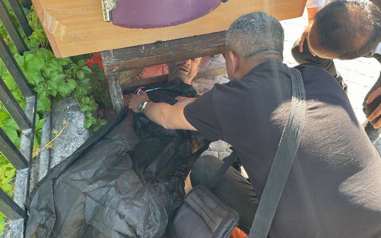 Adıyaman’da kaldırımda çıplak yatan şahsı gazeteci ikna etti Adıyaman’da kaldırımda çıplak yatan şahsı gazeteci ikna etti