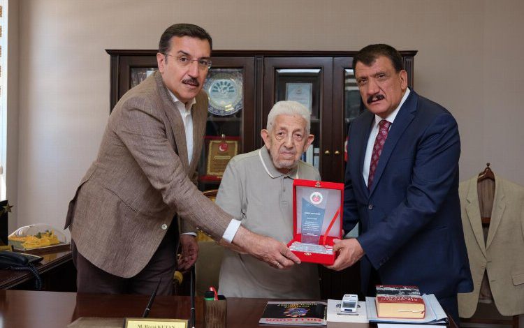 Malatya’dan ‘Kernek Ödülü’ Recai Kutan’a Malatya’dan ‘Kernek Ödülü’ Recai Kutan’a