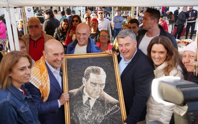 Başkan Soyer’e mozaik Atatürk Portresi Başkan Soyer’e mozaik Atatürk Portresi