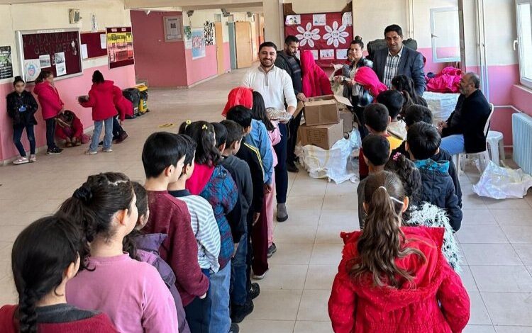 Mardinli hayırsever 10 bin çocuğu güldürdü