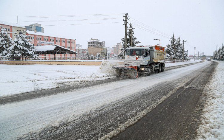Niğde’de karla mücadele devam ediyor