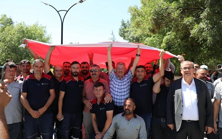 Kayseri Şeker çalışanları Başkan Akay’ı bağrına bastı Kayseri Şeker çalışanları Başkan Akay’ı bağrına bastı