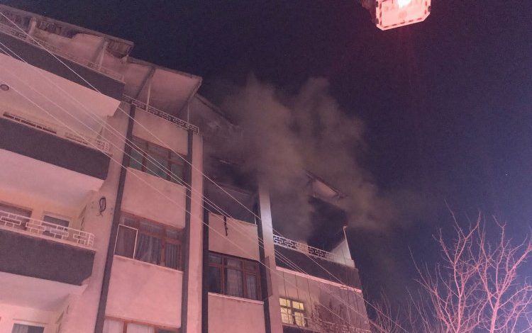 Aksaray’da 4 katlı binada yangın Aksaray’da 4 katlı binada yangın