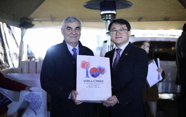 İzmir Saat Kulesi’nde Türkiye- Kore gösterimi