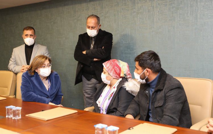 Başkan Şahin’den, Gaziantep’te pitbull saldırısına uğrayan aileye ziyaret